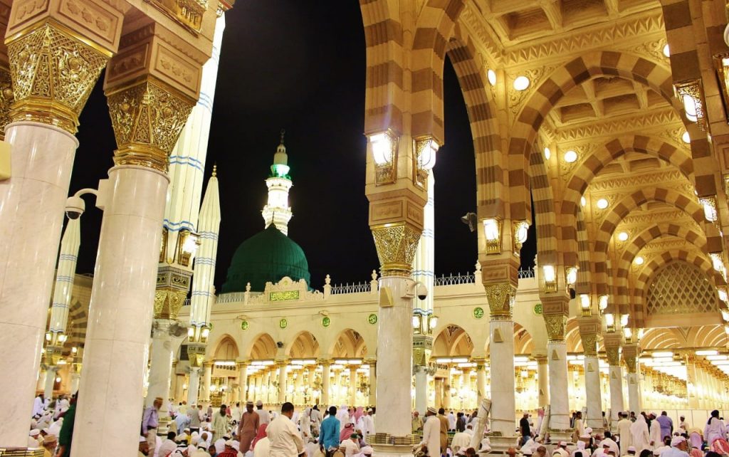 صورة تظهر المصليين في ساحة المسجد النبوي الشريف